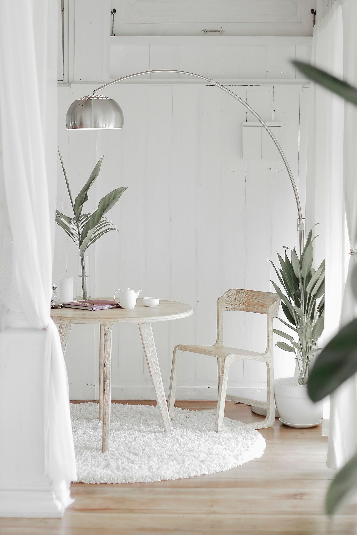 Rincón luminoso con una mesa, una silla y plantas